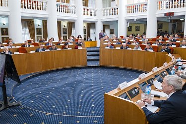 Евгений Солнцев впервые отчитался перед депутатами Заксобрания